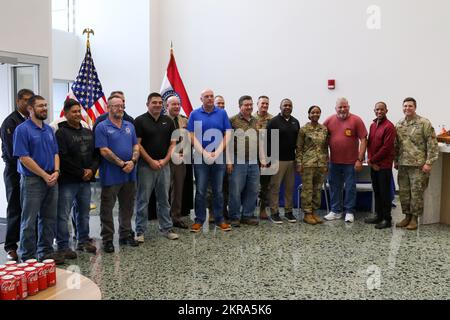 Major General Matthew Baker, Center, kommandierender General, 88. Readiness Division, posiert mit Veteranen, während sie die Fabrik der Kansas City Ford Motor Company während einer Zeremonie zu Ehren ihres Dienstes am 10. November 2022 besuchen. Baker und andere Militärführer aus der Gegend nahmen an der Zeremonie Teil, besichtigten die Anlage und sprachen über die Höhepunkte des Militärdienstes. Stockfoto