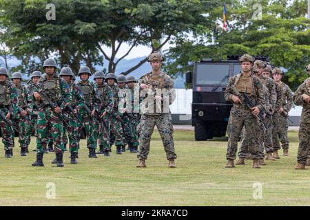 USA Marines mit Marine Rotational Force - Südostasien, I Marine Expeditionary Force und indonesische Marines mit 7. Infanteriebataillon, 4. Marine Brigade, stehen in Formation für die Keris Marine Training (MAREX) 23 Eröffnungszeremonie, auf der Basis des 7.. Infanteriebataillons, Bandar Lampung, Indonesien, 10. November 2022. Keris MAREX ist eine bilaterale Übung, die von den USA durchgeführt wird Militär und indonesische nationale Streitkräfte unter der Führung der indonesischen und der US-amerikanischen Streitkräfte Marinekorps. Keris MAREX zielt darauf ab, die Beziehungen zwischen den beteiligten Streitkräften zu stärken und Interoperabilität und Kapazitäten aufzubauen. MRF-SEA ist ein Operat Stockfoto