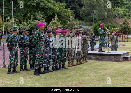 Indonesische Mitglieder und US-amerikanische Marines mit Marine Rotational Force-Southeast Asia, I Marine Expeditionary Force, stehen während der Eröffnungszeremonie Keris Marine Expedition (MAREX) 23 in Formation auf dem 7.. Infanteriebataillon-Stützpunkt, Bandar Lampung, Indonesien, 10. November 2022. Keris MAREX ist eine bilaterale Übung, die von den USA durchgeführt wird Militär und indonesische nationale Streitkräfte unter der Führung der indonesischen und der US-amerikanischen Streitkräfte Marine Corps“. Keris MAREX zielt darauf ab, die Beziehungen zwischen den beteiligten Streitkräften zu stärken und Interoperabilität und Kapazitäten aufzubauen. MRF-SEA ist ein vom Marine Corps F entwickeltes operatives Modell Stockfoto