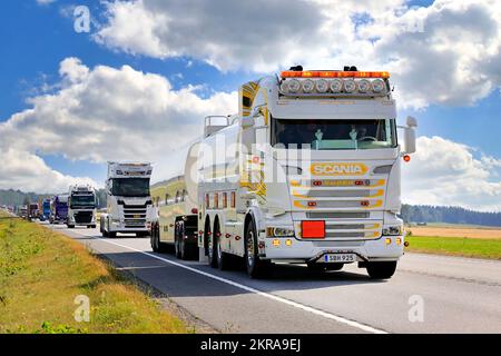 Scania R560 Tankwagen von Johan Nordqvist Transport ab aus Schweden im Konvoi zur Power Truck Show 2018, Finnland. Luopajarvi, Finnland. 9. August 2018. Stockfoto