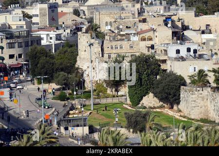 Die alten Stadtmauern in der Nähe des Damaskus-Tors in Ost-Jerusalem. Stockfoto