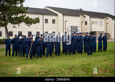 Cmdr. Brad Conway, der Executive Officer der USA Coast Guard Training Center Cape May, N.J., und Mitglieder der rekrutierten Ehrengarde nehmen an der Veterans Day Zeremonie am Stützpunkt der eingetragenen Gedenkstätte am 11. November 2022 Teil. Jedes Mitglied unserer Küstenwache schützt die Sicherheit und den Wohlstand unserer Nation in Zeiten von Krieg und Frieden. Die Missionen, die wir entlang der US-Küste, an den Großen Seen, an Binnenflüssen und auf der ganzen Welt durchführen, ermöglichen ein sicheres, sicheres und stabiles Seeverkehrssystem, von dem unsere Nation abhängt. Stockfoto