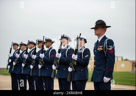 Cmdr. Brad Conway, der Executive Officer der USA Coast Guard Training Center Cape May, N.J., und Mitglieder der rekrutierten Ehrengarde nehmen an der Veterans Day Zeremonie am Stützpunkt der eingetragenen Gedenkstätte am 11. November 2022 Teil. Jedes Mitglied unserer Küstenwache schützt die Sicherheit und den Wohlstand unserer Nation in Zeiten von Krieg und Frieden. Die Missionen, die wir entlang der US-Küste, an den Großen Seen, an Binnenflüssen und auf der ganzen Welt durchführen, ermöglichen ein sicheres, sicheres und stabiles Seeverkehrssystem, von dem unsere Nation abhängt. Stockfoto