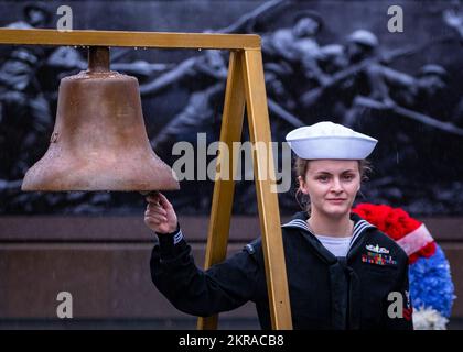 Caroline Ficklin der 2.. Klasse von Yeoman, die dem Naval History and Heritage Command (NHHC) zugeteilt wurde, läutet die Glocke der USS Downes (FF 1070) während einer Zeremonie zum Veteranentag am National World war I Memorial in Washington, DC. NHHC hat während der Zeremonie als US-Rentner das Artefakt Downes beigesteuert General Barry McCaffrey hat sich dazu geäußert. Der 1919 nach dem 1. Weltkrieg offiziell proklamierte Veteranentag ehrt die Männer und Frauen, die in den USA gedient haben Streitkräfte. Stockfoto