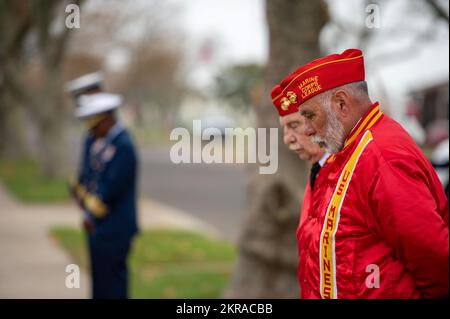 Cmdr. Brad Conway, der Executive Officer der USA Coast Guard Training Center Cape May, N.J., und Mitglieder der rekrutierten Ehrengarde nehmen an der Veterans Day Zeremonie am Stützpunkt der eingetragenen Gedenkstätte am 11. November 2022 Teil. Jedes Mitglied unserer Küstenwache schützt die Sicherheit und den Wohlstand unserer Nation in Zeiten von Krieg und Frieden. Die Missionen, die wir entlang der US-Küste, an den Großen Seen, an Binnenflüssen und auf der ganzen Welt durchführen, ermöglichen ein sicheres, sicheres und stabiles Seeverkehrssystem, von dem unsere Nation abhängt. Stockfoto