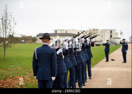 Cmdr. Brad Conway, der Executive Officer der USA Coast Guard Training Center Cape May, N.J., und Mitglieder der rekrutierten Ehrengarde nehmen an der Veterans Day Zeremonie am Stützpunkt der eingetragenen Gedenkstätte am 11. November 2022 Teil. Jedes Mitglied unserer Küstenwache schützt die Sicherheit und den Wohlstand unserer Nation in Zeiten von Krieg und Frieden. Die Missionen, die wir entlang der US-Küste, an den Großen Seen, an Binnenflüssen und auf der ganzen Welt durchführen, ermöglichen ein sicheres, sicheres und stabiles Seeverkehrssystem, von dem unsere Nation abhängt. Stockfoto