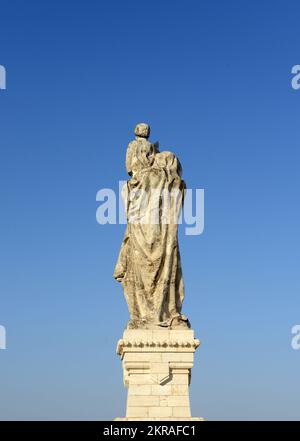 Die Statue der Jungfrau Maria Königin des Friedens auf dem Dach der Notre Dame von Jerusalem. Stockfoto