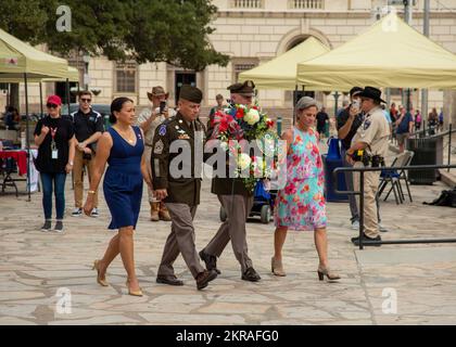 USA Army LT. General John R. Evans, kommandierender General der Army North, Command Sgt. Major Phil K. Barretto, hochrangiger Berater der Army North, und ihre Ehepartner nehmen am 11. November 2022 am Alamo Plaza in San Antonio, Texas, an der Kranzlegen zum Veteranentag Teil. Das Alamo veranstaltet einen Veteranentag, um aktive und ehemalige Militärs und ihre Familien zu feiern, zu ehren und zu würdigen. Die Handelskammer von San Anontio veranstaltete den 52.. Jahrestag der Feier des amerikanischen Militärs, als eine Reihe von Veranstaltungen zu Ehren der Männer und Frauen, die im Militär unseres Landes dienen - aktiv, Garde, Stockfoto