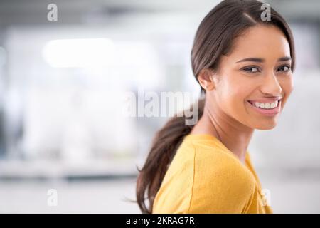 Sie hat die richtige Einstellung. Gekürztes Porträt einer attraktiven jungen Geschäftsfrau im Büro. Stockfoto