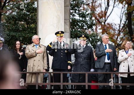 Stabschef des Army General James McConville (Mitte links) und 20. Vorsitzender des Joint Chiefs of Staff U.S. Army General Mark Milley (Mitte rechts) verleiht Auszeichnungen während der Farbenparade auf dem Arlington National Cemetery, Arlington, Virginia, am 11. November 2022. Dies war während der Begehung des National Veterans Day 69.. Stockfoto