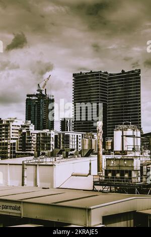 Vertikaler Blick auf die Stadt auf eine Entwicklung des architektonischen Grundes mit Industriekranen und Industriefabriken. Fotografiert: Southbank, Brisbane, Queensl Stockfoto