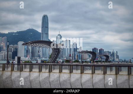 Hong Kong Harbour, auch bekannt als Victoria Harbour, ist ein natürlicher Hafen zwischen Hong Kong Island und Kowloon. Stockfoto