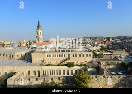 Uhrenturm des Klosters des Heiligen Erlösers im christlichen Viertel in der Altstadt von Jerusalem. Stockfoto