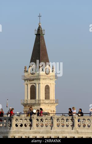 Uhrenturm des Klosters des Heiligen Erlösers im christlichen Viertel in der Altstadt von Jerusalem. Stockfoto