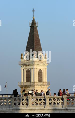 Uhrenturm des Klosters des Heiligen Erlösers im christlichen Viertel in der Altstadt von Jerusalem. Stockfoto