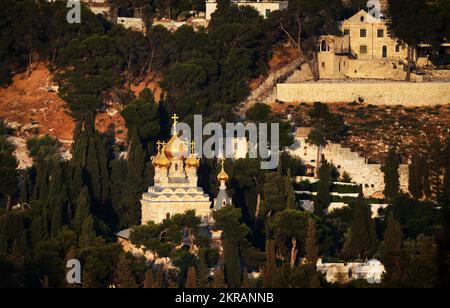 Die schöne, Zwiebel kuppelförmige, Russisch-orthodoxe Kirche von Maria Magdalene an den Hängen des Mt. Oliven in Jerusalem. Stockfoto