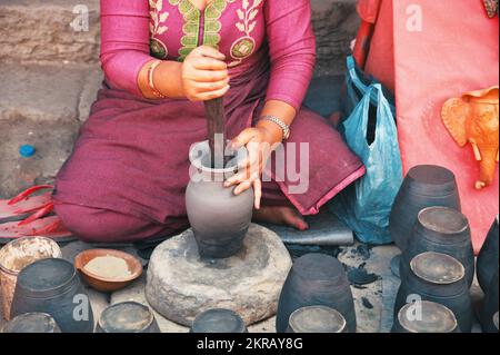 Die Mitte der professionellen Töpferschüssel in der Töpferwerkstatt - Kathmandu, Nepal Stockfoto