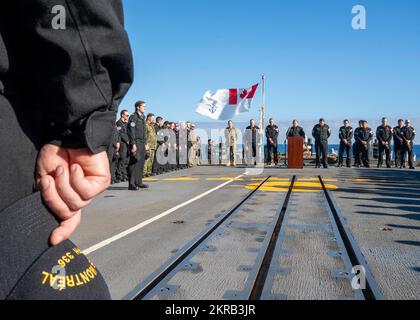 ATLANTIC OCEAN (11. November 2022) Canadian Rear ADM. David Patchell, Vice Commander, U.S. 2. Fleet, nimmt am 11. November an einer Zeremonie zum Canadian Remembrance Day auf der Fregatte HMCS Montreal der Halifax-Klasse (FFH 336) Teil. Montreal ist der Gerald R. Ford Carrier Strike Group angeschlossen, die im Atlantik eingesetzt wird und neben den NATO-Alliierten und Partnern Schulungen und Operationen durchführt, um die Integration für zukünftige Operationen zu verbessern und die USA zu demonstrieren Engagement der Marine für eine friedliche, stabile und konfliktfreie Atlantikregion. Stockfoto