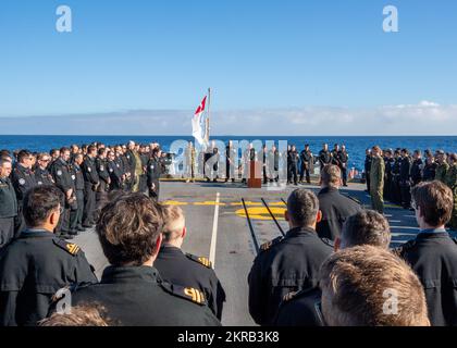 ATLANTIC OCEAN (11. November 2022) Canadian Rear ADM. David Patchell, Vice Commander, U.S. 2. Fleet, nimmt am 11. November an einer Zeremonie zum Canadian Remembrance Day auf der Fregatte HMCS Montreal der Halifax-Klasse (FFH 336) Teil. Montreal ist der Gerald R. Ford Carrier Strike Group angeschlossen, die im Atlantik eingesetzt wird und neben den NATO-Alliierten und Partnern Schulungen und Operationen durchführt, um die Integration für zukünftige Operationen zu verbessern und die USA zu demonstrieren Engagement der Marine für eine friedliche, stabile und konfliktfreie Atlantikregion. Stockfoto