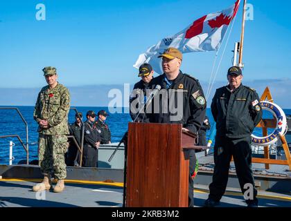 ATLANTIK (11. Nov. 2022) Kanadischer Heckmann David Patchell, Vizekommandeur der US-2.-Flotte, spricht auf einer Zeremonie zum Tag der kanadischen Erinnerung an die Fregatte HMCS Montreal (FFH 336), 11. Nov. Montreal ist der Gerald R. Ford Carrier Strike Group angeschlossen, die im Atlantik eingesetzt wird und neben den NATO-Alliierten und Partnern Schulungen und Operationen durchführt, um die Integration für zukünftige Operationen zu verbessern und die USA zu demonstrieren Engagement der Marine für eine friedliche, stabile und konfliktfreie Atlantikregion. Stockfoto