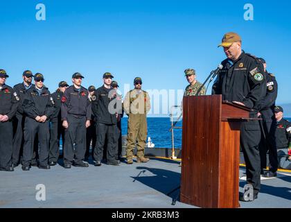 ATLANTIK (11. Nov. 2022) Kanadischer Heckmann David Patchell, Vizekommandeur der US-2.-Flotte, spricht auf einer Zeremonie zum Tag der kanadischen Erinnerung an die Fregatte HMCS Montreal (FFH 336), 11. Nov. Montreal ist der Gerald R. Ford Carrier Strike Group angeschlossen, die im Atlantik eingesetzt wird und neben den NATO-Alliierten und Partnern Schulungen und Operationen durchführt, um die Integration für zukünftige Operationen zu verbessern und die USA zu demonstrieren Engagement der Marine für eine friedliche, stabile und konfliktfreie Atlantikregion. Stockfoto