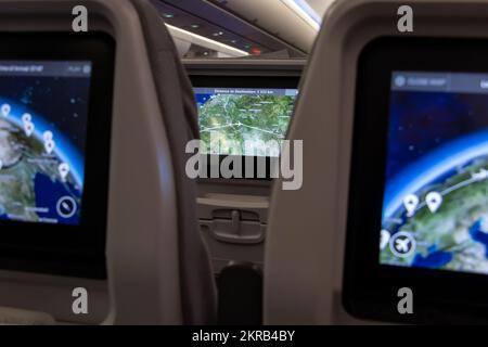 Eine Ansicht des Monitors, die den Fahrweg durch die Lücke zwischen den Sitzen zeigt Stockfoto