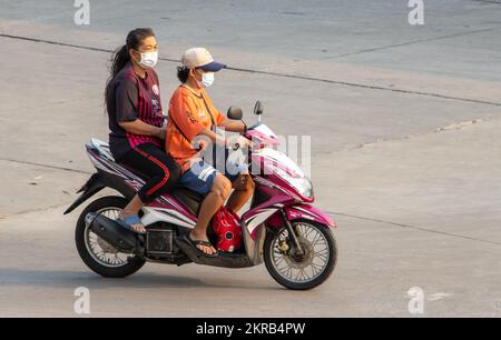 SAMUT PRAKAN, THAILAND, 02 2022. MÄRZ, zwei Frauen fahren auf dem Motorrad auf der Straße. Stockfoto