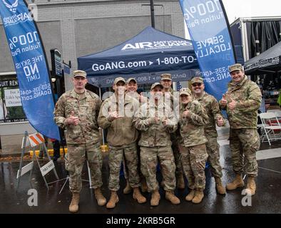 Mitglieder der Oregon Air National Guard und Rekrutierer versammeln sich am Ende der 71.. Jährlichen Linn County Veterans Day Parade am 11. November 2022 in Albany, Oregon, zu einem Foto. Die Veranstaltung wird jedes Jahr als eine der größten Paraden zum Veterans Day in den USA anerkannt. (Foto der Nationalgarde von John Hughel, Oregon Military Department Public Affairs) Stockfoto