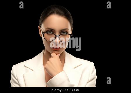 Selbstbewusste, stilvolle Frau. Führungskraft oder CEO im Geschäftsbereich Corparate. Führungskonzept Stockfoto