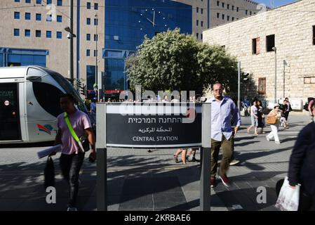 Die geschäftige Gegend um den zentralen Busbahnhof in Jerusalem, Israel. Stockfoto