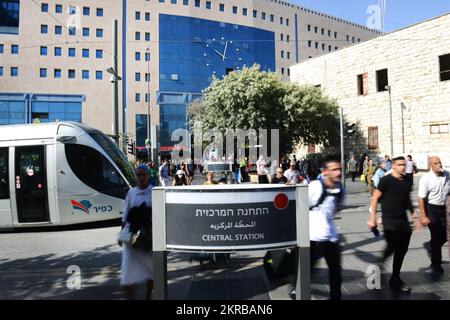 Die geschäftige Gegend um den zentralen Busbahnhof in Jerusalem, Israel. Stockfoto