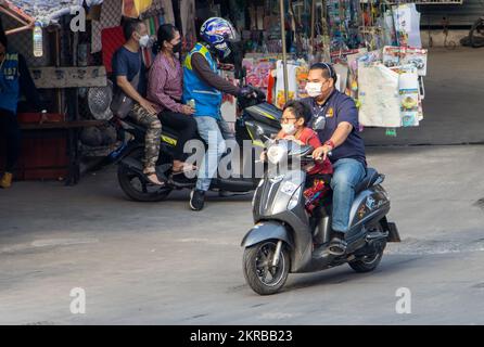 SAMUT PRAKAN, THAILAND, Okt 19 2022, Ein Mann fährt mit einem Jungen auf einem Motorrad. Stockfoto