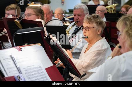 Milford, Delaware, Mitglied der Milford Community Band, spielt während einer Veterans Day-Aufführung im Air Mobility Command Museum, Luftwaffenstützpunkt Dover, Delaware, 11. November 2022 die Flöte. Die Band spielte eine Vielzahl patriotischer Lieder sowie einige beliebte Titel, die Generationen von Amerikanern unterhalten haben. Stockfoto