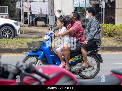 RATCHABURI, THAILAND, NOVEMBER 16 2022, Ein Paar fährt mit einem Mädchen auf einem Motorrad Stockfoto
