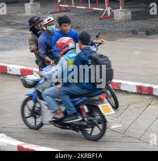 SAMUT PRAKAN, THAILAND, 26 2022. September, Motorradverkehr in der Nachmittagsstadt Stockfoto