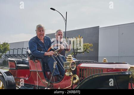 Jay Leno und eine Passagierfahrt in einem 1909 Stanley Steamer Car in der Nähe von Walmart am North Victory Place. Jay lachte, als die Dampfmaschine ein lautes Geräusch machte. Stockfoto