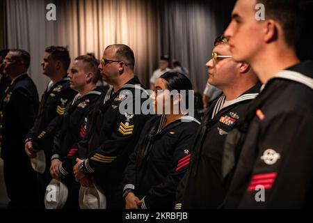 Seefahrer der US Navy, die an dem Amphibienschiff USS Arlington (LPD 24) der San Antonio-Klasse befestigt sind, nehmen am 11. November 2022 an Bord des USS Intrepid Sea, Air and Space Museum in New York City teil. Arlington Sailors und die Marines der II Marine Expeditionary Force (MEF) nehmen an Veranstaltungen in und um New York City während des einwöchigen Veterans Day New York teil, um den Dienst und die Opfer der Veteranen des Landes zu ehren. LPD24, NYC, USMC, USN, Veterans, Veterans Day New York, Stockfoto