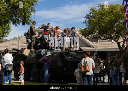 USA Marines mit dem 1.. Aufklärungsbataillon der leichten Panzerung, 1.. Marine Division, zeigen Zivilisten ein LAV-25 Leichtes Panzerfahrzeug auf der Ladera Ranch, Kalifornien, 11. November 2022. Die Marines richteten im Rahmen der Zeremonie zum Ladera Ranch Veterans Day eine statische Ausstellung mit Fahrzeugen ein. Stockfoto