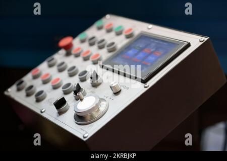 Fernbedienungskonsole der Fertigungsmaschine. Selektiver Fokus. Stockfoto