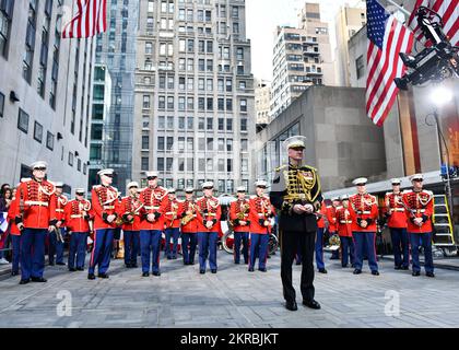 NEW YORK (11. November 2022) „The President's Own“ US Marine Corps Band tritt am 11. November 2022 zum Veterans Day auf der Today Show auf. Die Veranstaltung war eine von vielen während der jährlichen einwöchigen Beobachtungen am Veterans Day. (US Navy Foto von Mass Communication Specialist 2. Class Emily Casavant/ veröffentlicht) Stockfoto