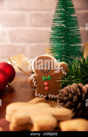 Weihnachten hausgemachte Lebkuchen Mann Cookies, traditionell im Winter und den Feiertagen hergestellt. Stockfoto