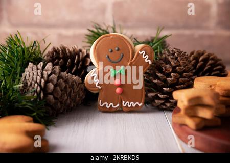 Weihnachten hausgemachte Lebkuchen Mann Cookies, traditionell im Winter und den Feiertagen hergestellt. Stockfoto