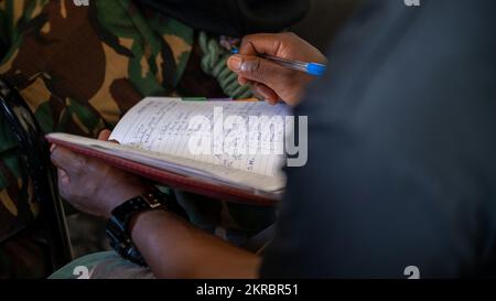 Ein Marine der Sondereinsatzkräfte der tansanischen Volksverteidigungskräfte nimmt während einer Lektion zur Missionsplanung im Rahmen einer gemeinsamen kombinierten Austauschschulung am 11. November 2022 in dar es Salaam, Tansania, Notizen auf. Derartige Engagements sind ein kleiner Beitrag, um Partnern dabei zu helfen, ihre Bevölkerung zu schützen und die globale Bedrohung durch gewalttätigen Extremismus zu bekämpfen. Stockfoto