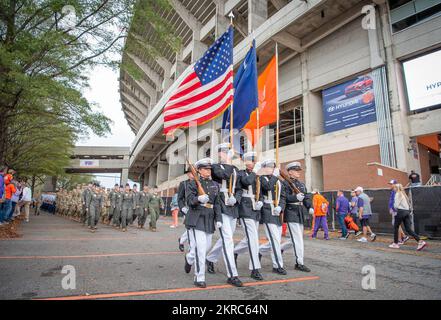 Mitglieder der ROTC-Ehrengarde der Clemson University, die Pershing-Gewehre, zu denen sowohl Armee- als auch Air Force-ROTC-Kadetten gehören, führen die Parade in das Memorial Stadium vor dem jährlichen Military Appreciation Game der Clemson Tigers am 12. November 2022. Während des Spiels wurden Veteranen, aktuelle Militärangehörige, Gold-Star-Familien, Kriegsgefangene und diejenigen geehrt, die das ultimative Opfer gebracht haben. Clemson ROTC-Kadetten spielten wie immer eine zentrale Rolle bei jedem Ereignis. (Foto: Ken Scar) Stockfoto