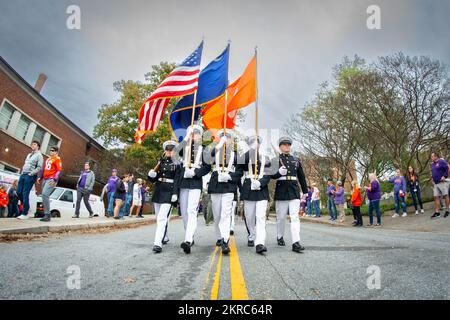 Mitglieder der ROTC-Ehrengarde der Clemson University, die Pershing-Gewehre, zu denen sowohl Armee- als auch Air Force-ROTC-Kadetten gehören, führen die Parade in das Memorial Stadium vor dem jährlichen Military Appreciation Game der Clemson Tigers am 12. November 2022. Während des Spiels wurden Veteranen, aktuelle Militärangehörige, Gold-Star-Familien, Kriegsgefangene und diejenigen geehrt, die das ultimative Opfer gebracht haben. Clemson ROTC-Kadetten spielten wie immer eine zentrale Rolle bei jedem Ereignis. (Foto: Ken Scar) Stockfoto