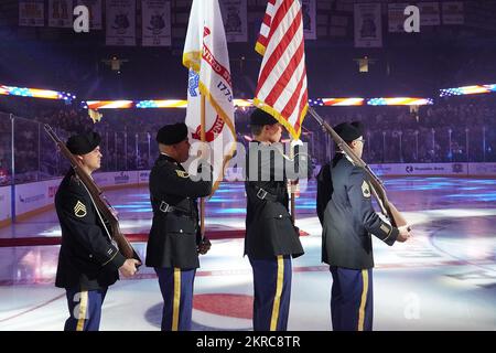 Soldaten, die dem 85th U.S. Army Reserve Support Command zugewiesen wurden, präsentieren die Colors während des Chicago Wolves-Iowa Wild Hockeyspiels in der Allstate Arena in Rosemont, Illinois, am 12. November 2022. 85. US Army Reserve Support Command, Anthony L. Taylor, CPT Michael Ariola, Chicago Wolves, USA Armeereserve, Stockfoto