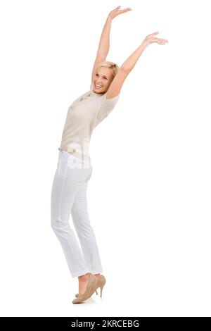 Ich hab's geschafft. Eine glückliche junge blonde Frau, die mit ihren Händen in der Luft lächelt. Stockfoto