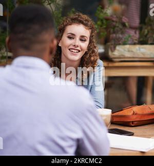 Wir haben uns unterhalten, während wir rumhängen. Freunde, die sich unterhalten, während sie draußen in einem Restaurant sitzen. Stockfoto