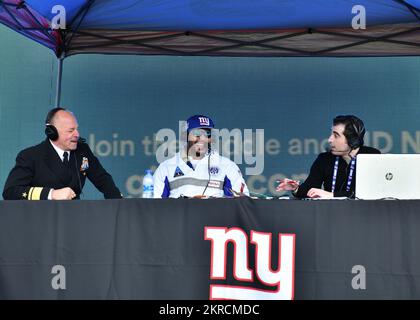 NEW YORK (13. Nov. 2022) Rear ADM. Christopher „Scotty“ Gray spricht mit Sportsender Lance Medow und dem ehemaligen NFL-Linebacker Jonathan Casillas während des Spiels „Salute to Service“ des Veteran's Day im MetLife Stadium am 13. Nov. 2022. Mitglieder des aktiven Dienstes führten die Eröffnungszeremonie und die Halbzeitshow während des Spiels Giants vs. Texans zu Ehren des Veterans Day durch. (US Navy Photo von Mass Communication Specialist 2. Class Emily Casavant/ veröffentlicht) Stockfoto