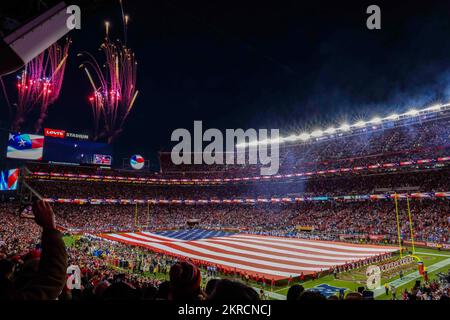 Militärangehörige und Veteranen aller US-Militärstandorte nahmen am 13. November 2022 an einer Veranstaltung unter amerikanischer Flagge für das Spiel San Francisco 49’ers Salute to Service im Levi's Stadium in Santa Clara, Kalifornien, Teil. Angehörige des Militärdienstes und Veteranen wurden eingeladen, die Flagge während der Nationalhymne zu zeigen. Stockfoto